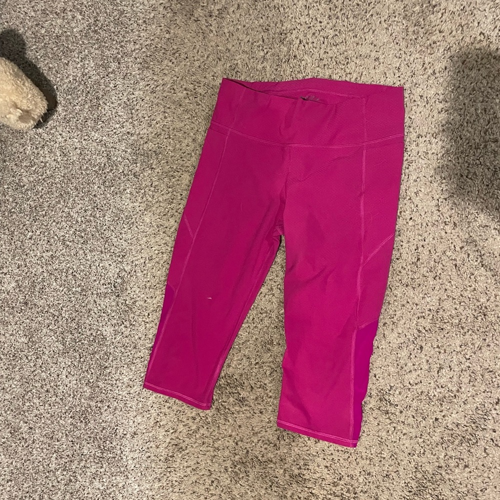 Womens Athleta Medium pink capris/pedal pushers.